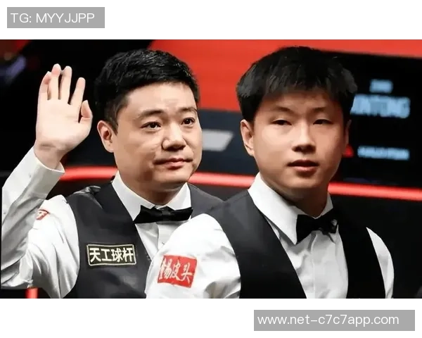 丁俊晖与希金斯巅峰对决冠中冠赛场再现经典对抗